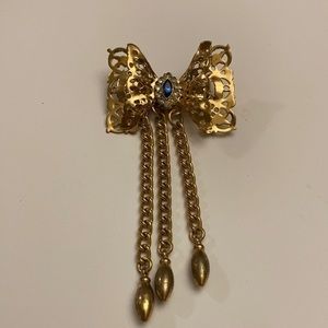 Vintage cut-out gold tone double layered bow brooch w/faux gems w/dangle chains